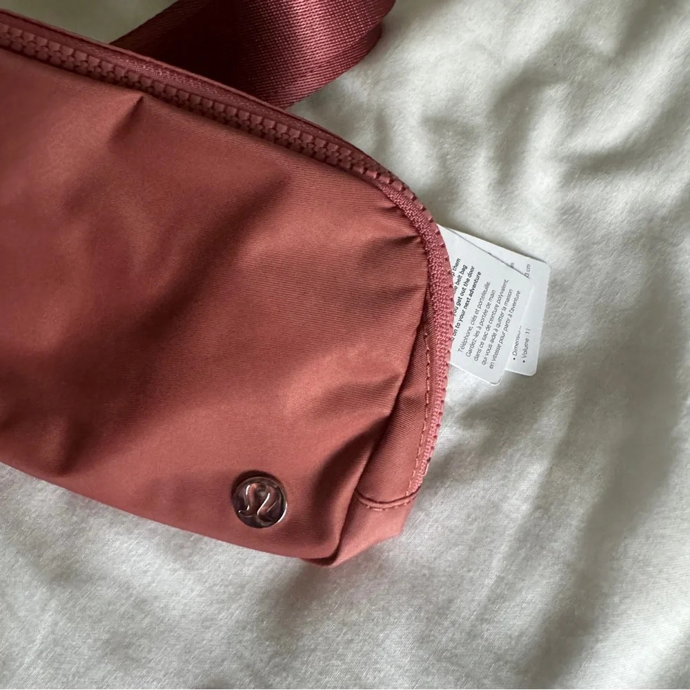 ππ©· Lululemon Everywhere Belt Bag Brier Rose - Picture 3 of 7